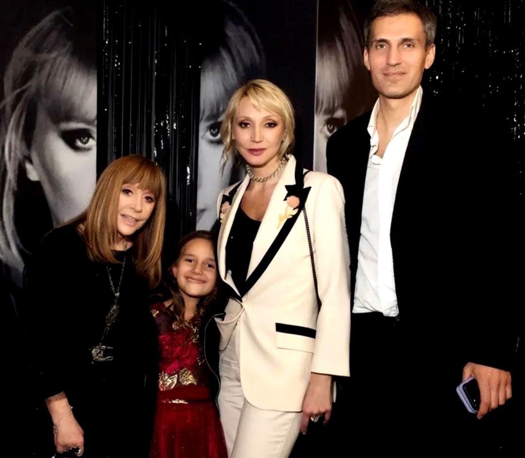 Клавдия с мамой Кристиной Орбакайте, папой Михаилом Земцовым и бабушкой Аллой Пугачевой