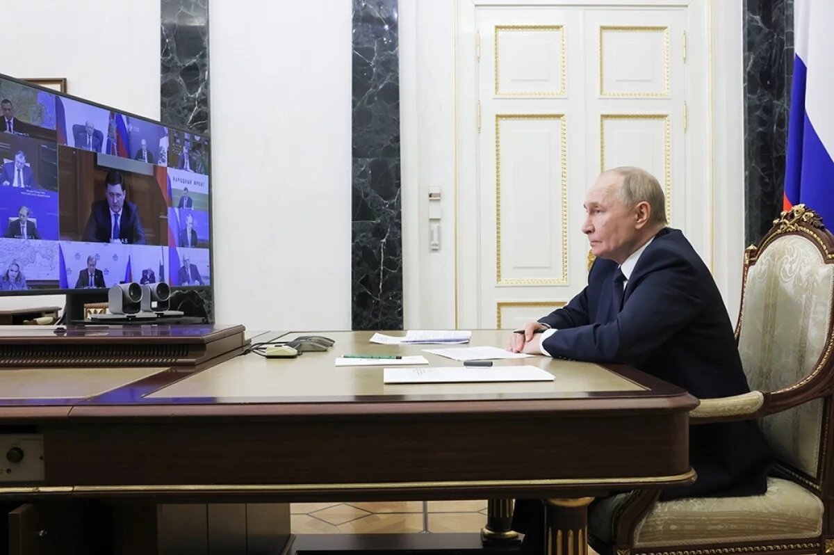    Президент РФ Владимир Путин в режиме видеоконференции проводит совещание с членами правительства РФ.