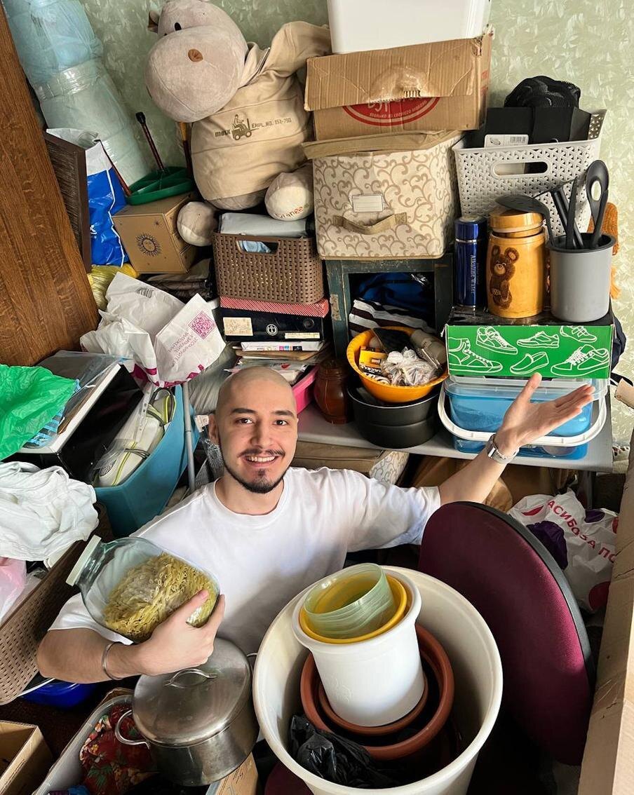 Плюшевый бегемот отправился в новый дом, а коробкам и банке с макаронами повезло меньше. Из личного архива