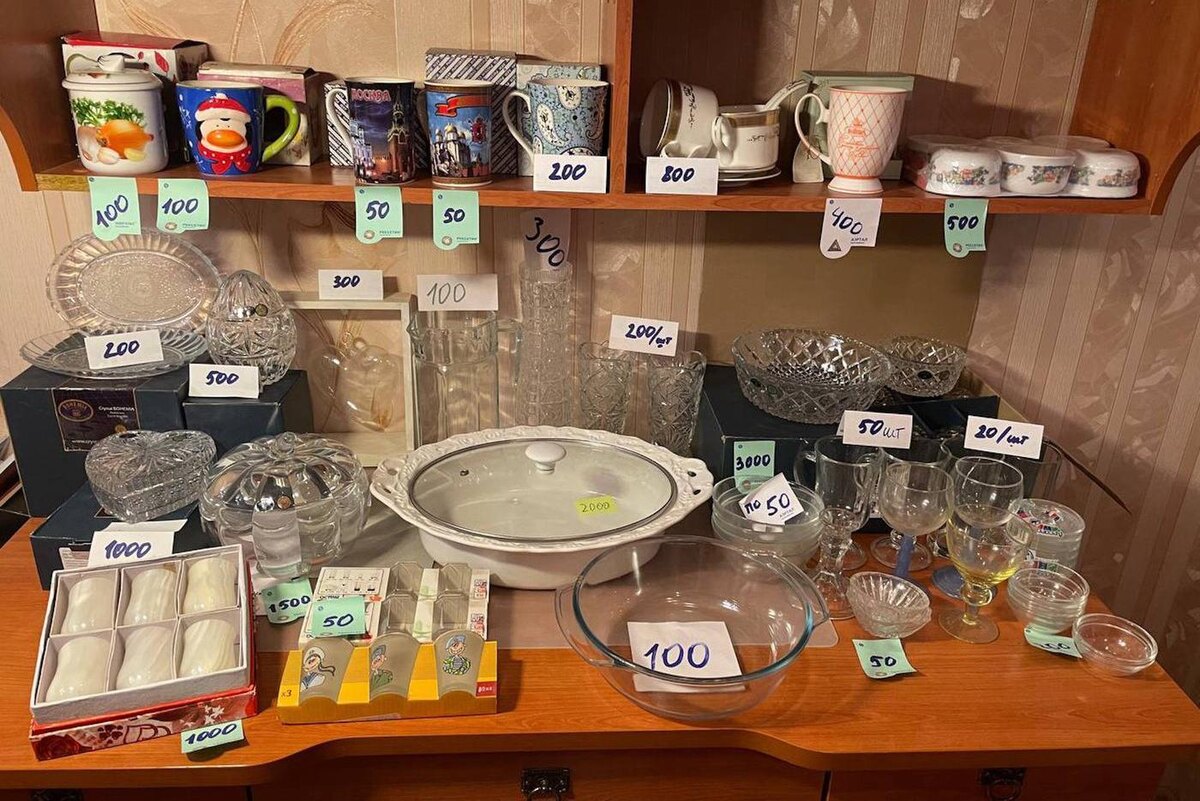 Ценников на все вещи хватило с лихвой – стикеры дед Салмана скопил за годы работы терапевтом.  Из личного архива