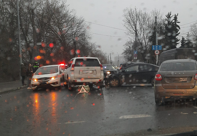 В Твери напротив медуниверситета столкнулись три иномарки. Движение перекрыто