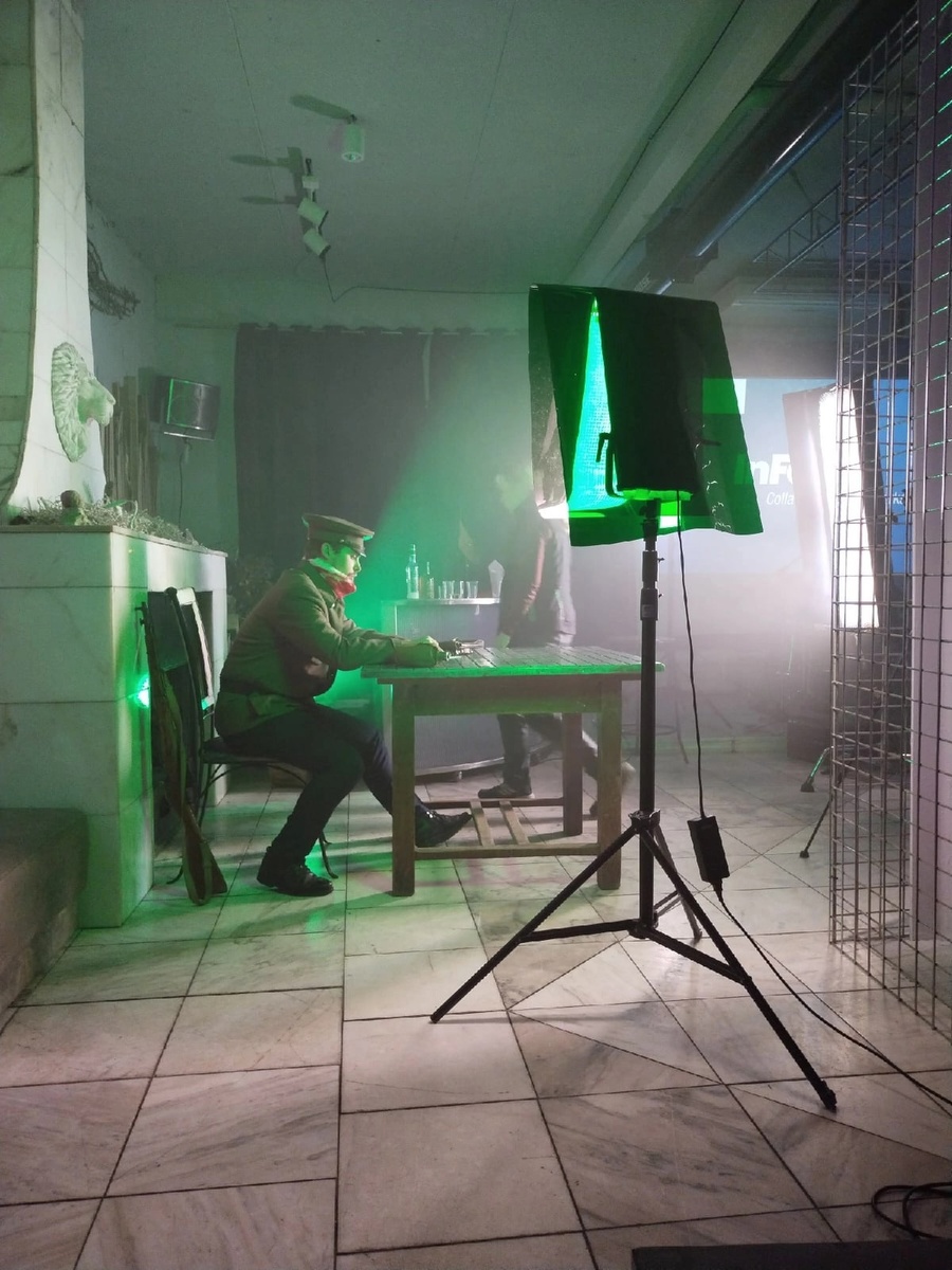 Мы нашли прекрасное арт - пространство с камином, внутренним двориком и музкальными инструментами