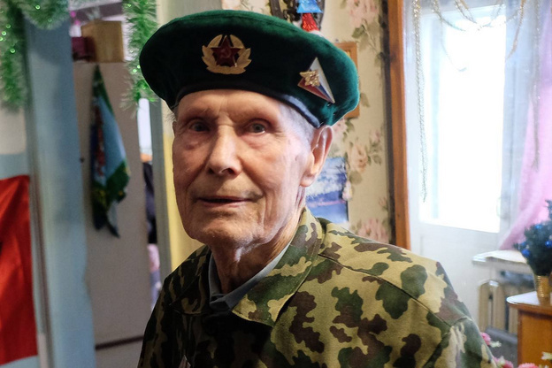    Александр Соколов наградил ветерана труда из Нолинска