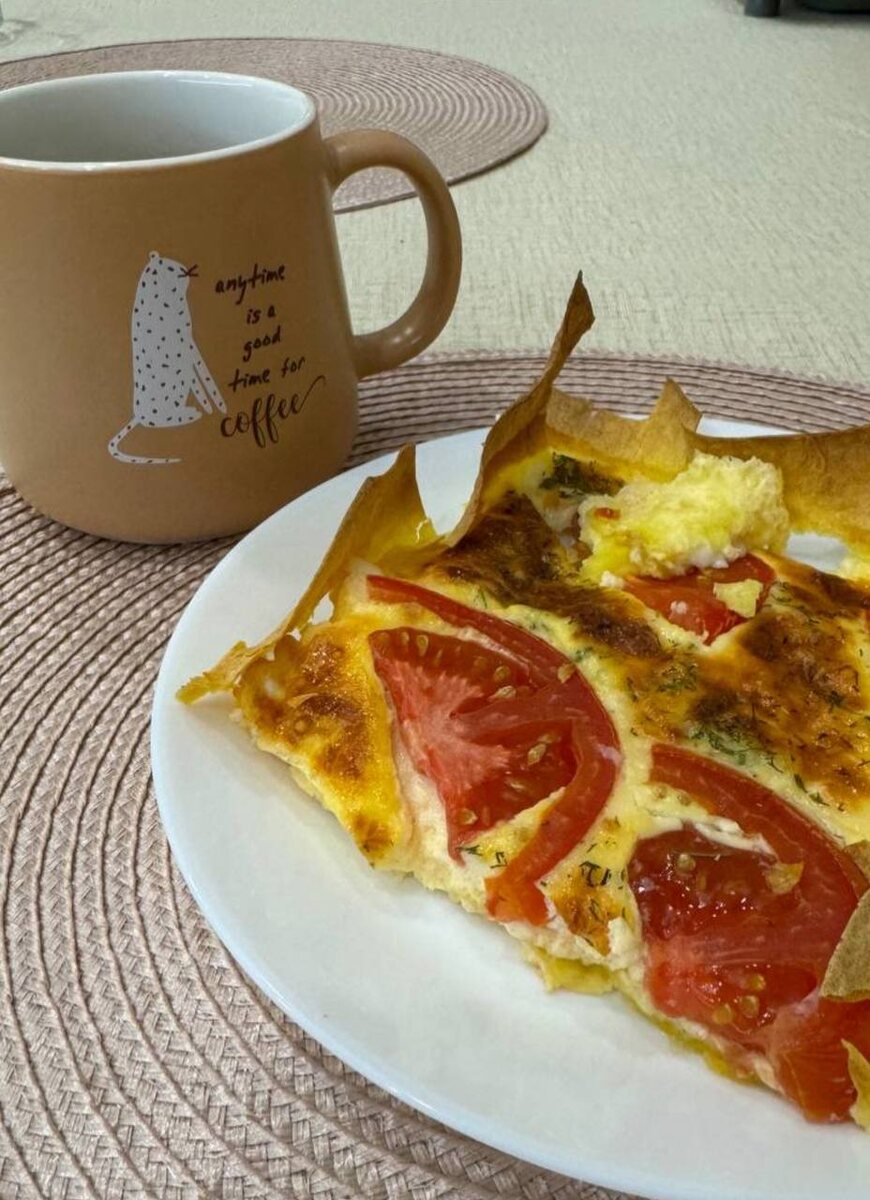 В твороге содержится триптофан, благодаря которому синтезируется серотонин — гормон радости