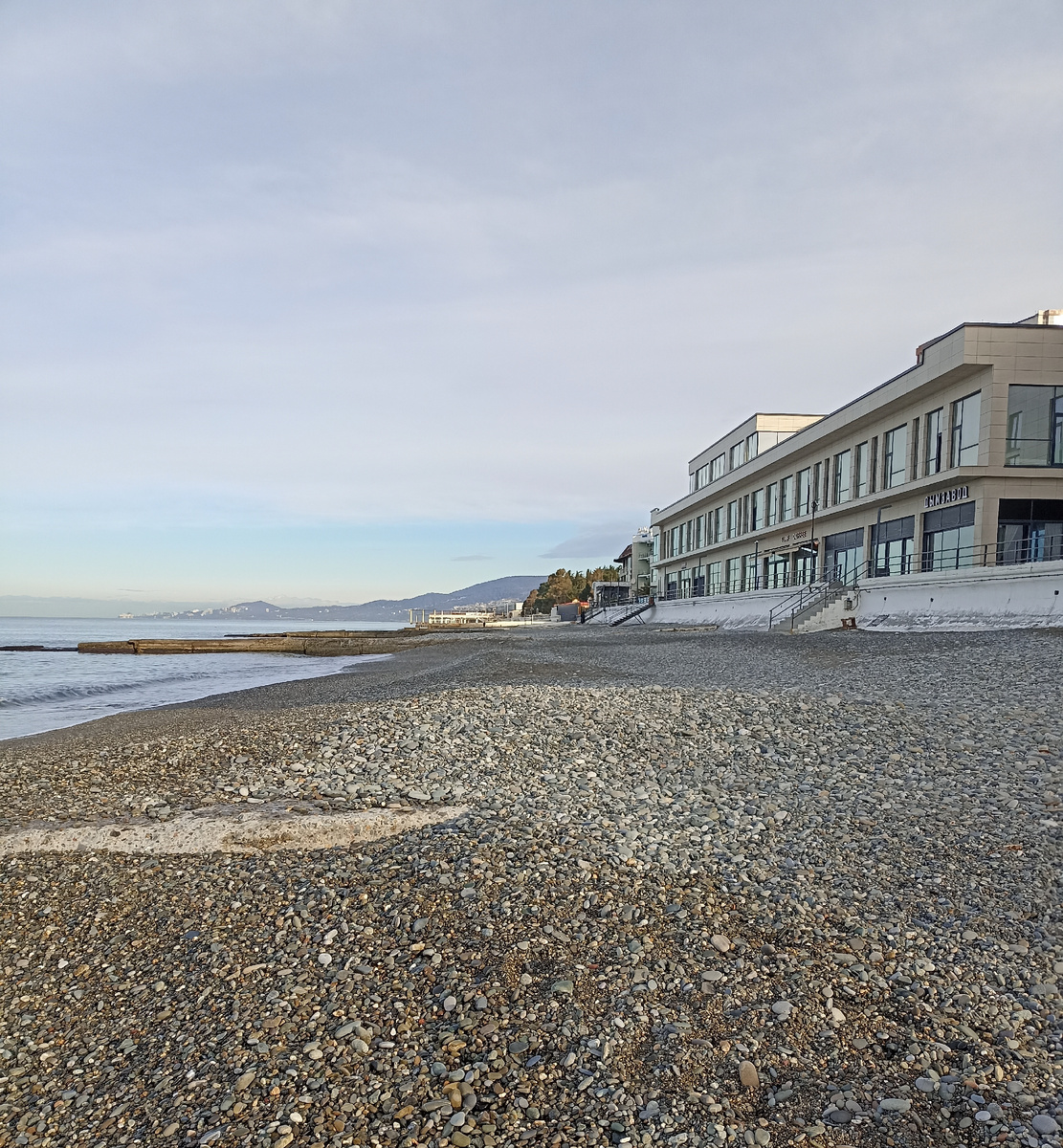 Сегодня на пляже пустынно. Но летом не будет такого раздолья. Я понимаю, что может и не придётся ходить на море из-за многолюдности