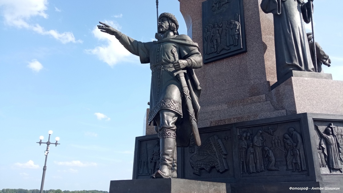 Памятник Ярославу на Стрелке. Фото Антона Шишкина.
