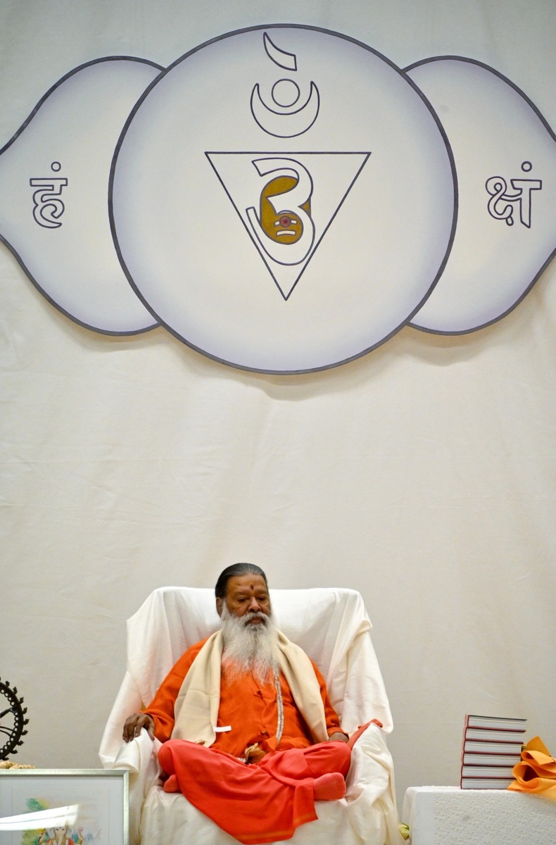 Шри Свамиджи в Швецарии на приветственном открытии семинара по мауне, символом которого стала Аджня чакра, шестая чакра, через которую осуществляется руководство Гуру