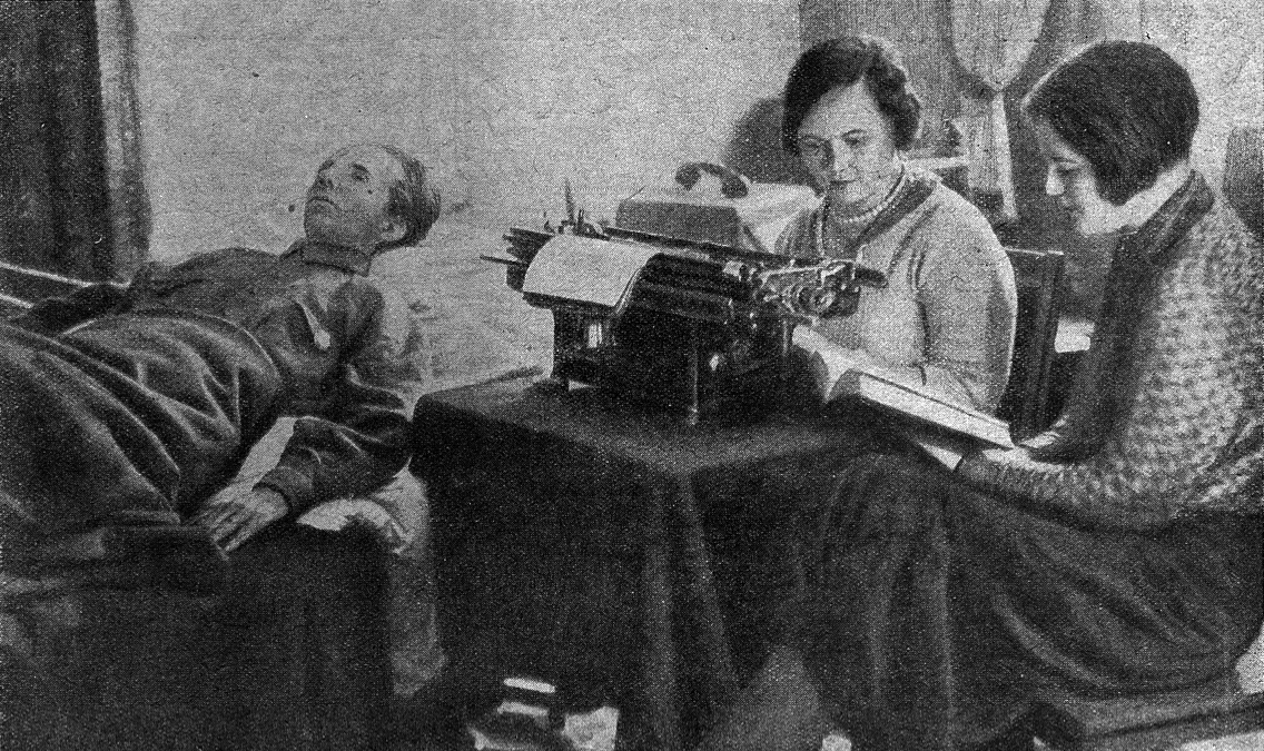 ÐÑÑÑÐ¾Ð²ÑÐºÐ¸Ð¹ 12 ÑÐµÐ²ÑÐ°Ð»Ñ 1936 Ð³Ð¾Ð´Ð°. Ð¡ ÐºÐ½Ð¸Ð³Ð¾Ð¹ Ð² ÑÑÐºÐ°Ñ â Ð¶ÐµÐ½Ð°, Ð&nbsp;. ÐÑÑÑÐ¾Ð²ÑÐºÐ°Ñ