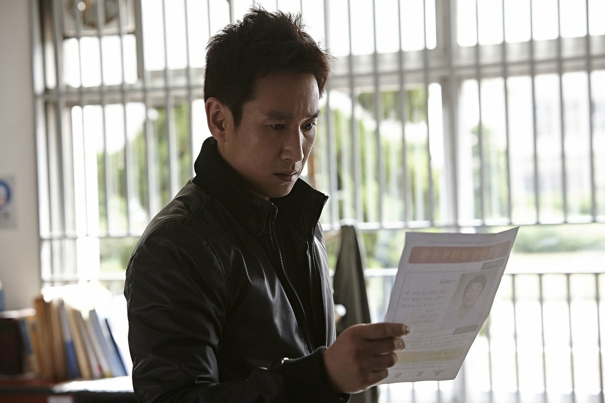 Кадр из фильма «Трудный день» (2014): детектив Ко Гон Су