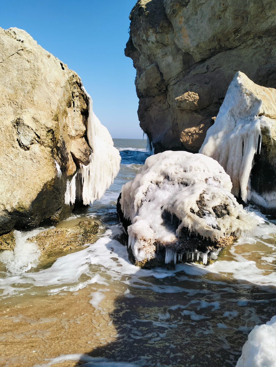 Скалы во льду 