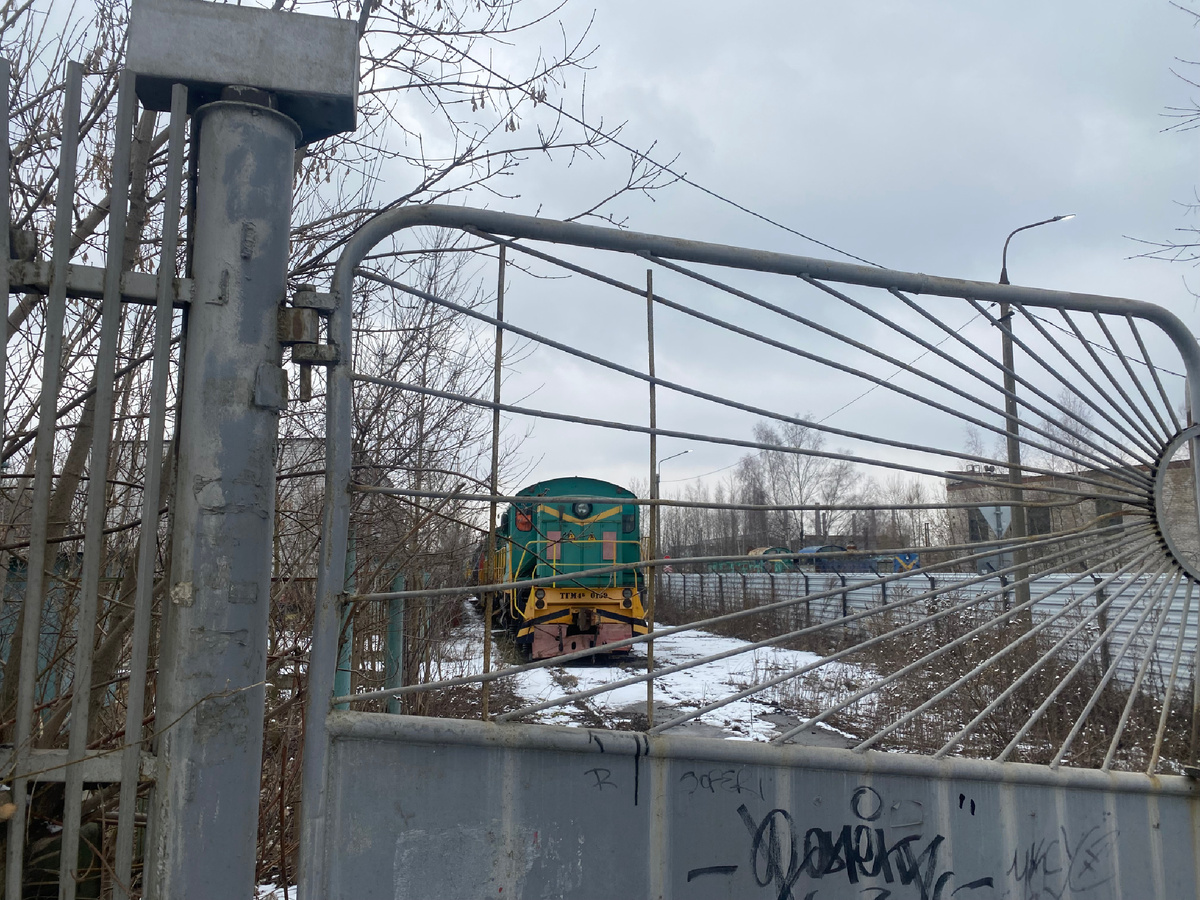 После платформы «Машиностроитель» нас встречают такие тепловозы на подъездных путях, которые уже сами по себе являются и раритетом, и создателем определённой атмосферы местности 