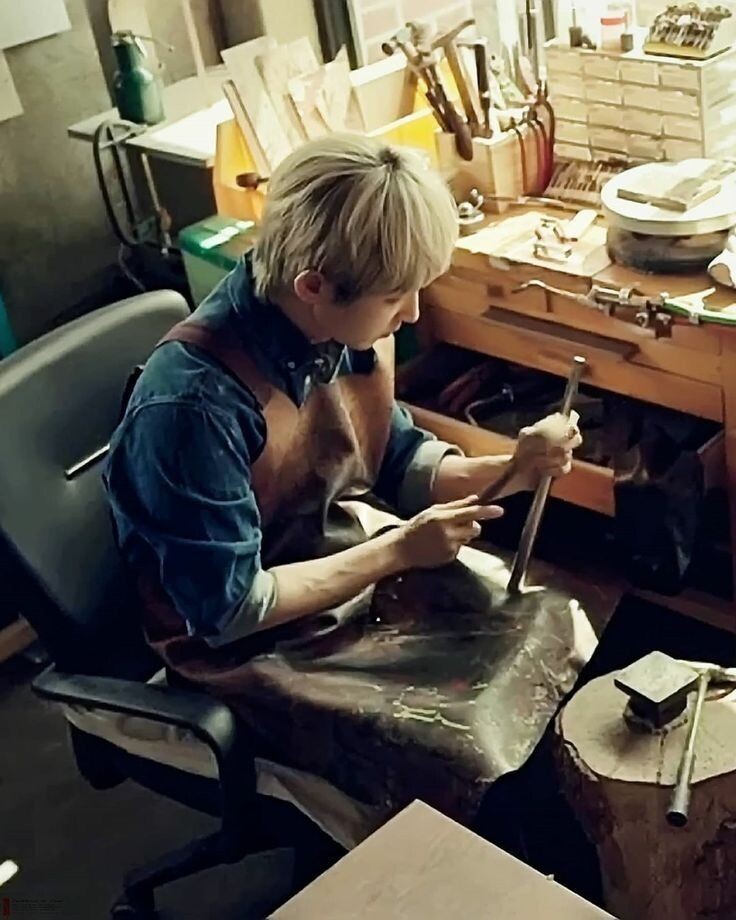 Браво художнику по костюмам, автору интерьера и всем остальным.  Естественность Бэк Хи Сона здесь зашкаливает 