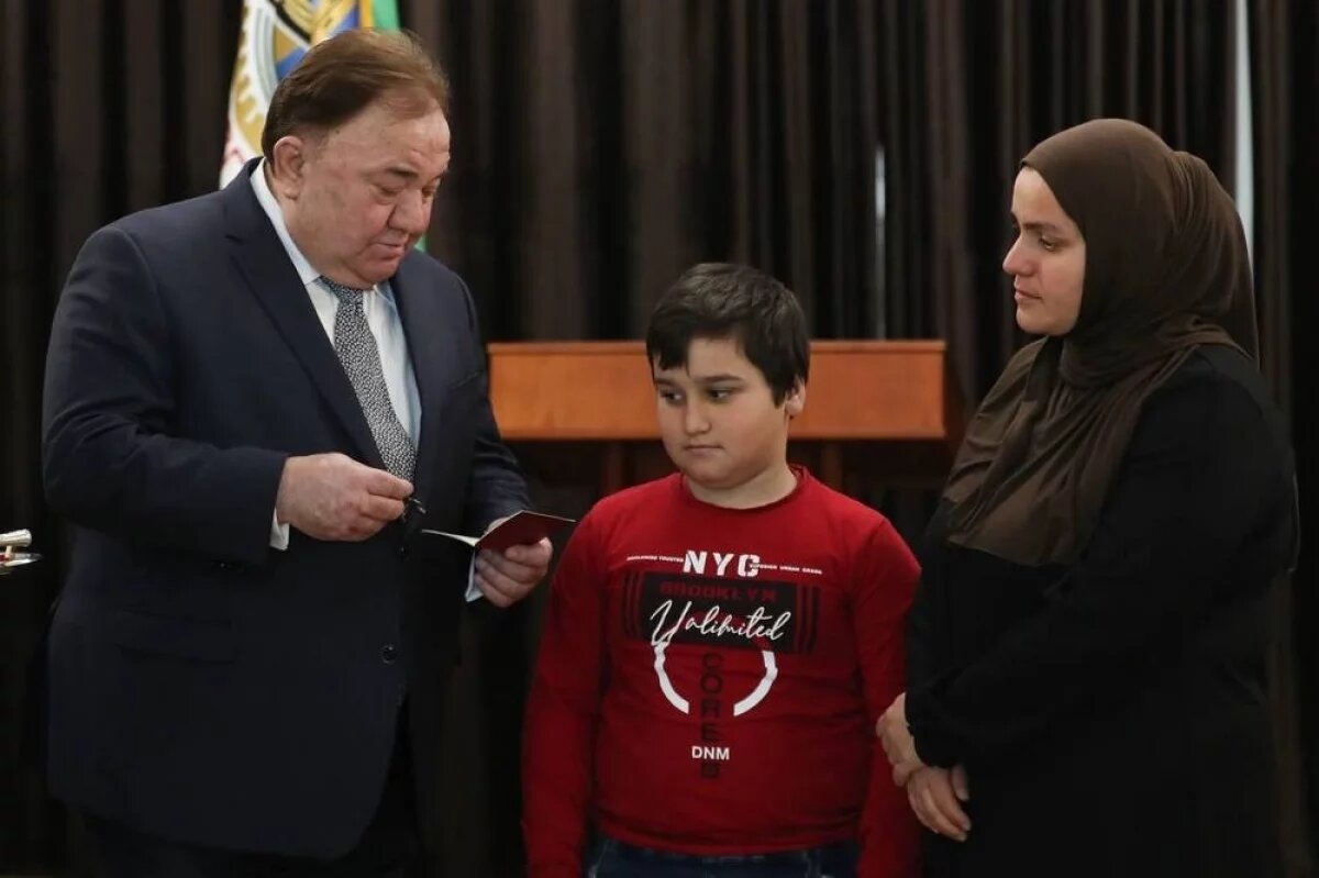    Глава Ингушетии Калиматов вручил ордена Мужества семьям 12 погибших бойцов