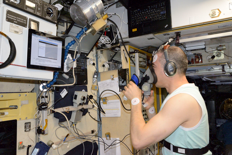 Космонавт проводит медицинское обследование на МКС. Фото: Роскосмос