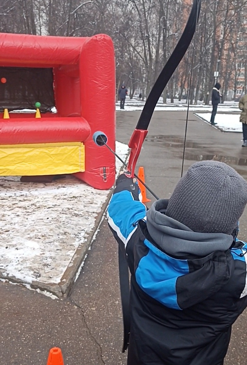 Миша готовится сделать выстрел. 