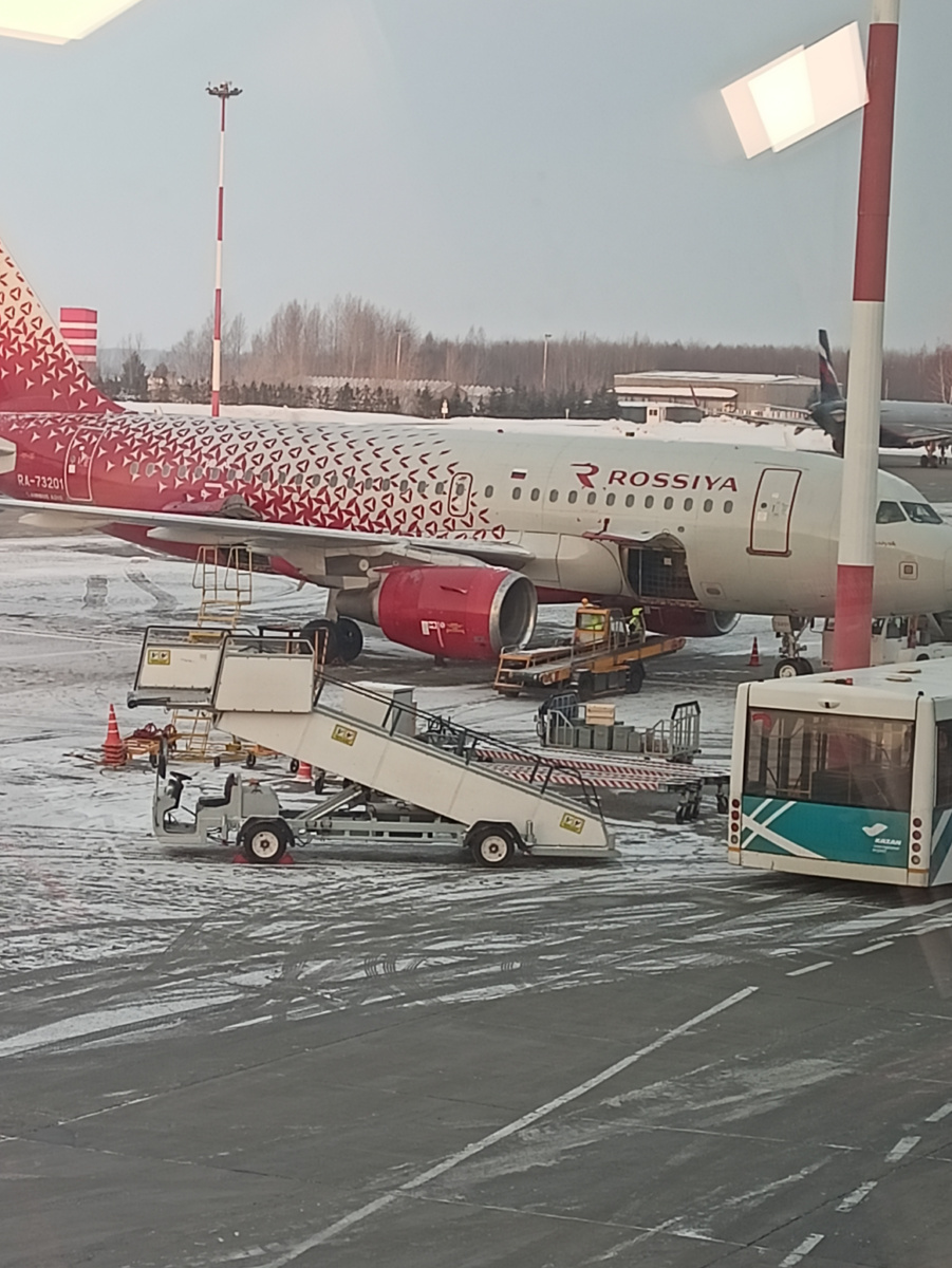 Вид из окна Казанского аэропорта во время ожидания вылета