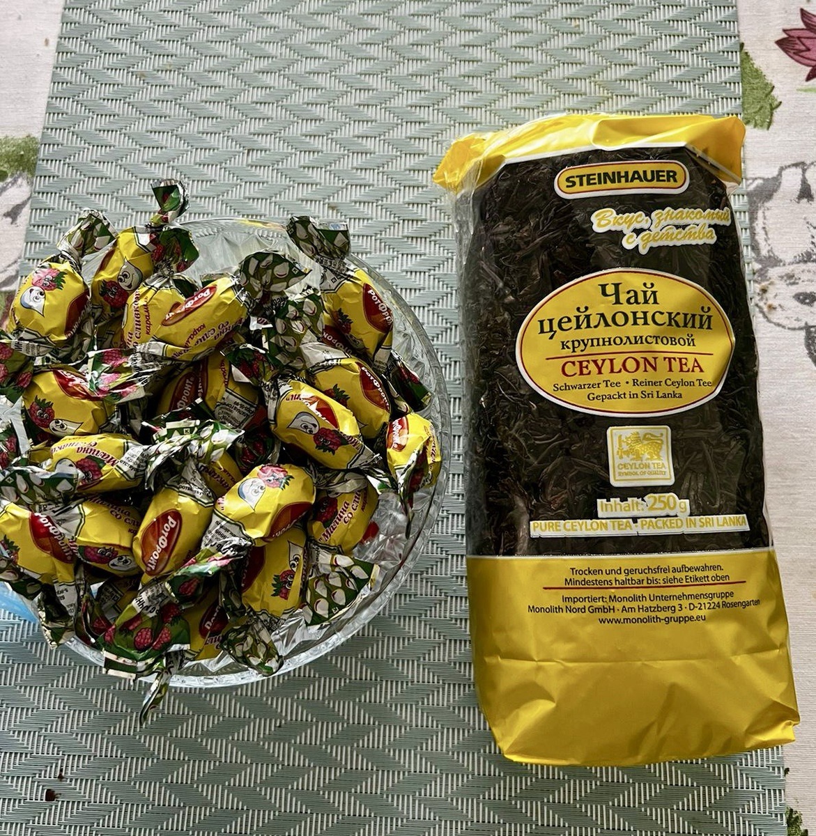 Банальный чай и конфеты могут порадовать друзей