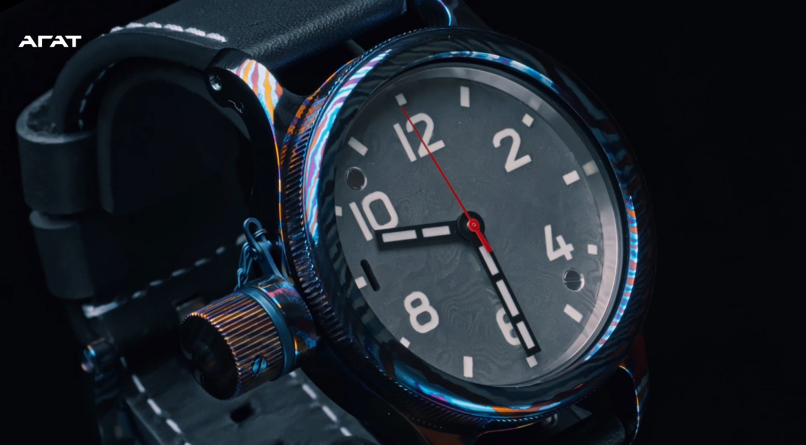 Часы из титанового дамаска с красной секундной стрелкой