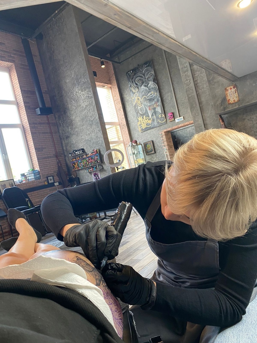 Тату мастер в процессе работы в Москве 