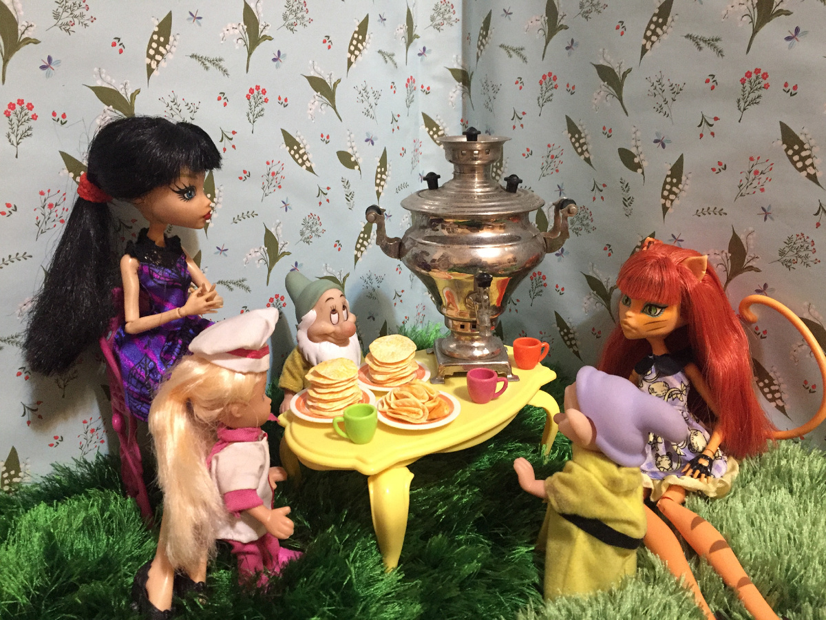 Оливке и Сане удалось пригласить на масленицу всех друзей 