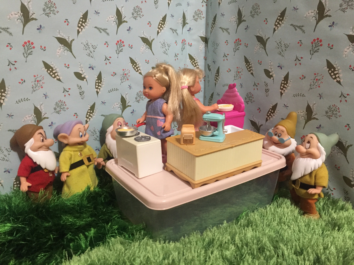 Маленькие феи-кондитеры из волшебной страны напекли много блинов