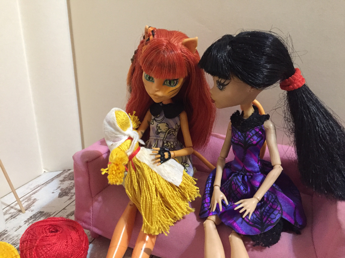 Из чего сделать платок и фартук? Мы не нашли подходящие кусочки ткани, поэтому пришлось взять высохшие "влажные" салфетки