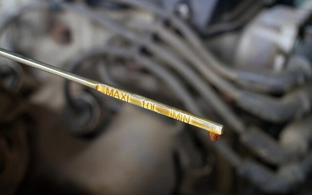 На моделях автомобилей, ДВС которых снабжены щупом, подсказку об оптимальном уровне масла дадут имеющиеся на последнем риски MIN и MAX (Фото: Vasylchenko / Shutterstock / FOTODOM)