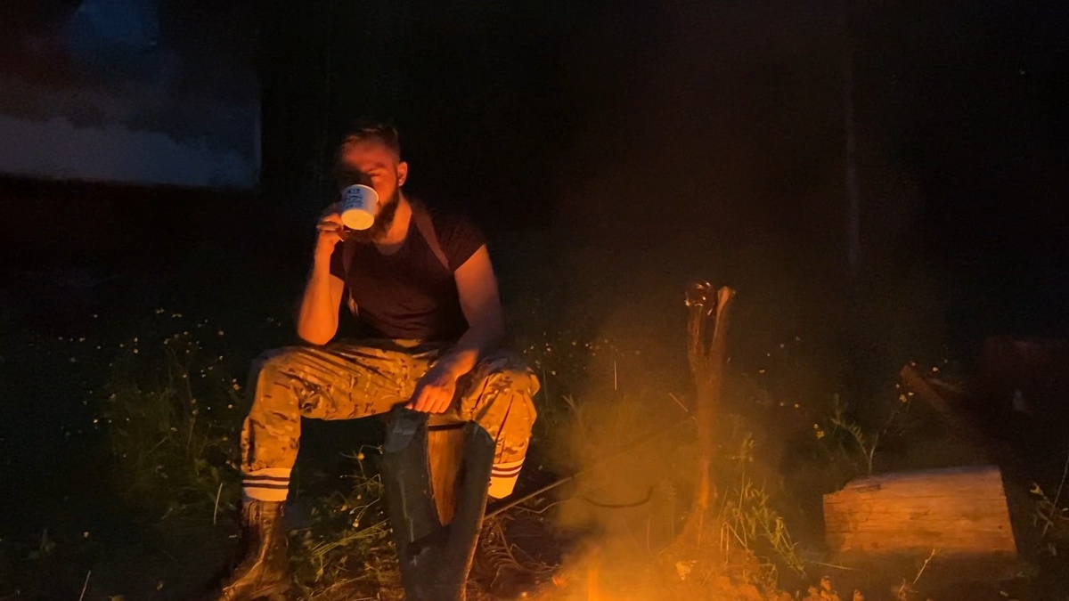 Я пью таёжный чай у костра.