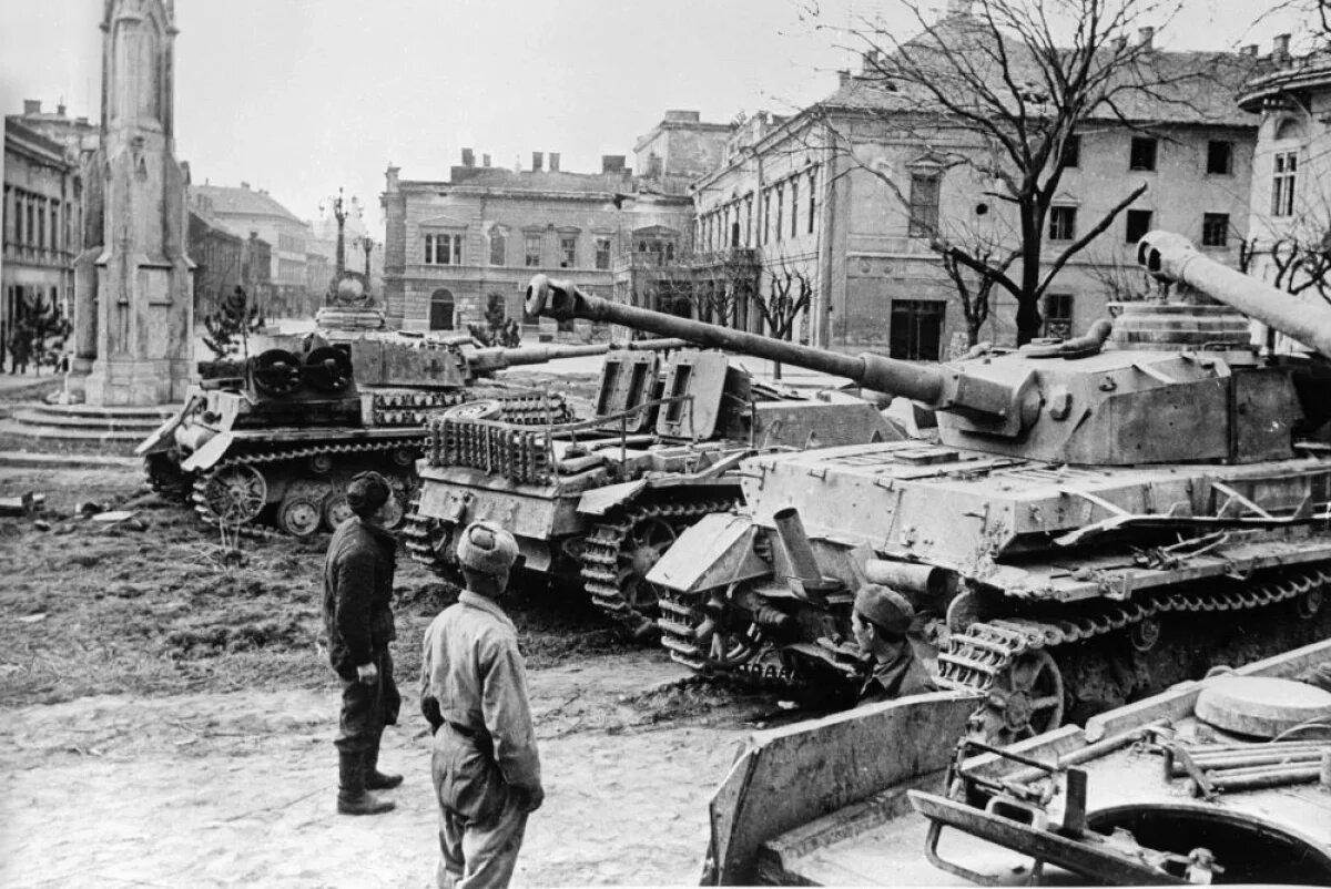    Захваченные советскими войсками в городе Секешфехервар немецкие танки и САУ. В «последнем танковом сражении» гитлеровцы потеряли почти 300 танков и свыше 200 штурмовых орудий.