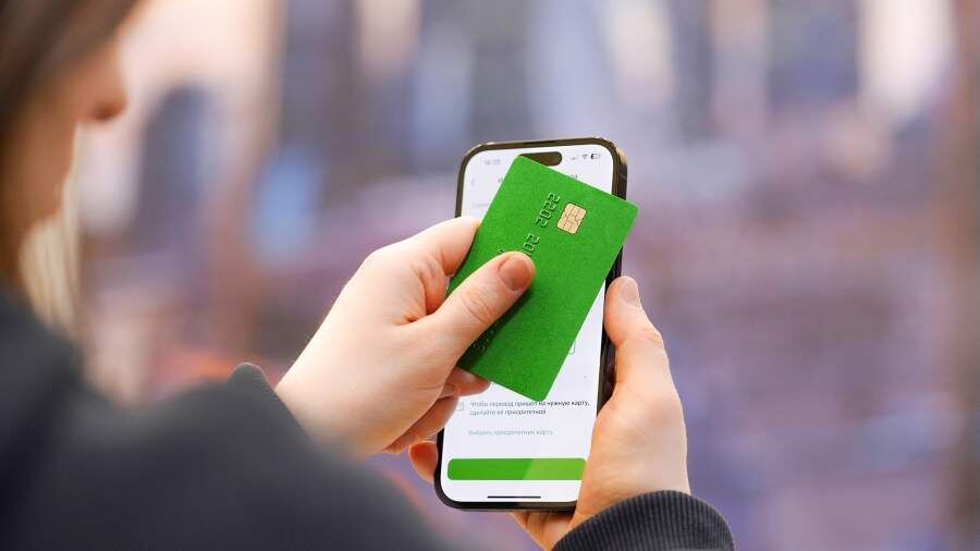 В одно касание: кражи денег из-за прикладывания карты к смартфону стали массовыми