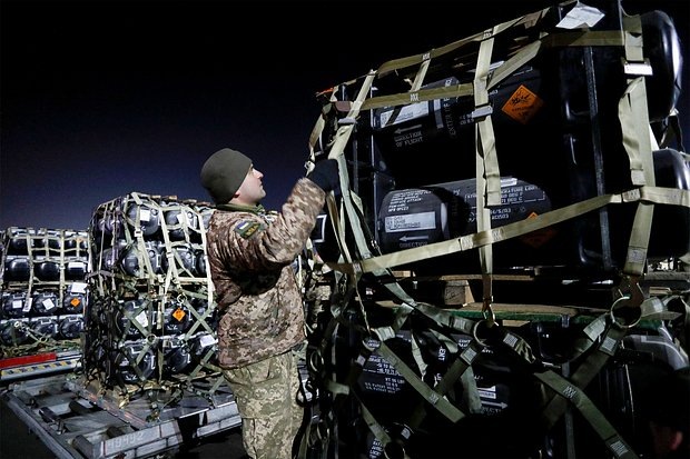    Украинский военнослужащий распаковывает противотанковые ракеты Javelin, доставленные самолетом в рамках пакета военной помощи со стороны США, аэропорт Борисполь, Киев, Украина, февраль 2022 года. Фото: Valentyn Ogirenko / Reuters