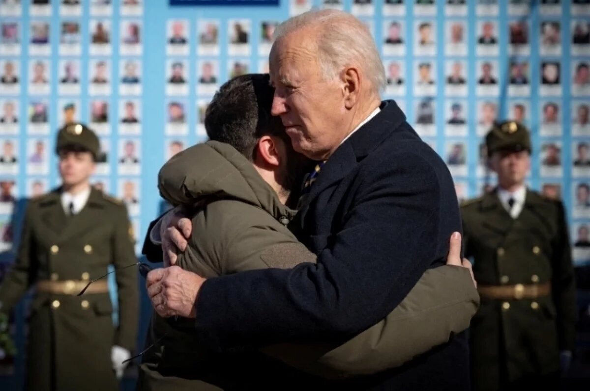    Белый дом: Байден был недоволен Зеленским, но выписывал пустые чеки