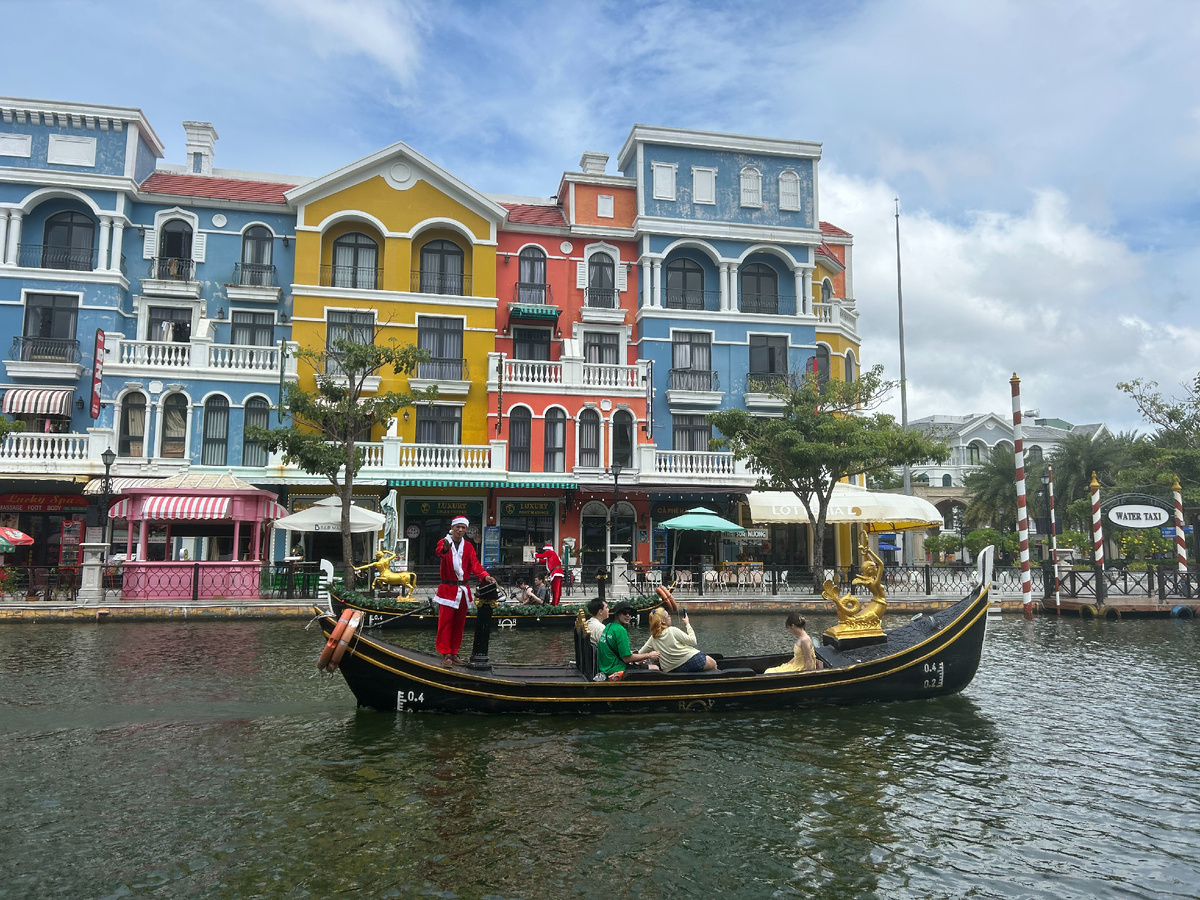 Мы были там в декабре. Ганодльеры были одеты в новогодние костюмы