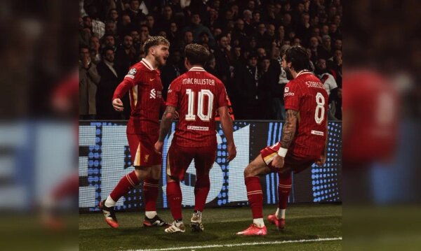 Игроки «Ливерпуля» после гола в ворота ПСЖ в Лиге чемпионов. Обложка © X / Liverpool FC