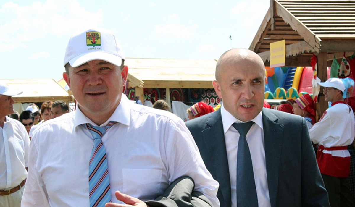 Слева – муж, справа – брат...