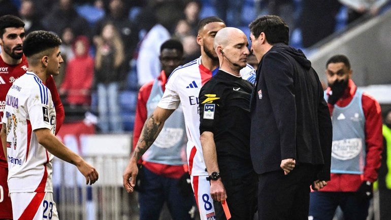    Главный тренер «Лиона» Паулу Фонсека кричит на арбитра Бенуа Мийо. AFP