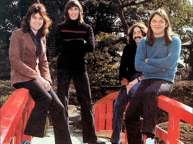 На этом фото – Pink Floyd, 1972 год, Япония. Культовая группа в зените славы, во время своего триумфального турне в поддержку альбома “Meddle”. Японская публика сходила с ума от психоделического звучания и космических шоу Pink Floyd!