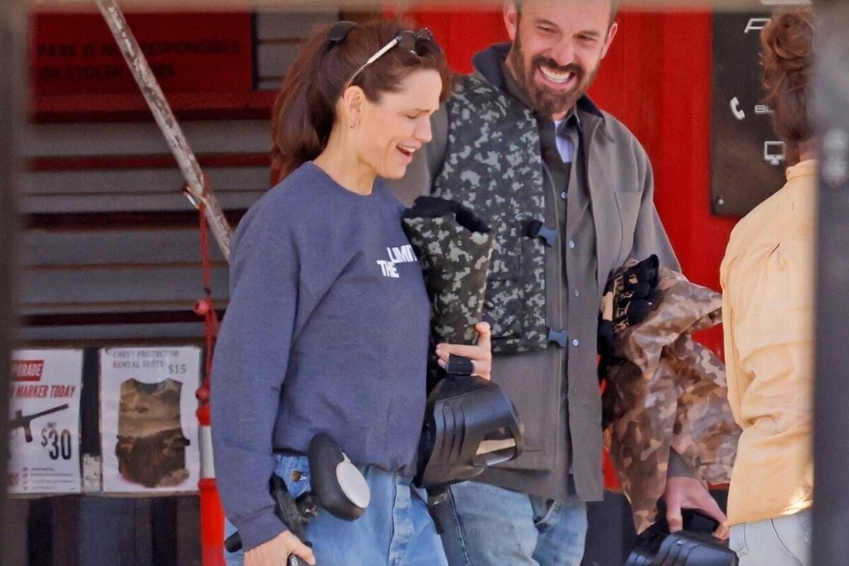    Бен Аффлек светится от счастья рядом с Гарнер LEGION-MEDIA