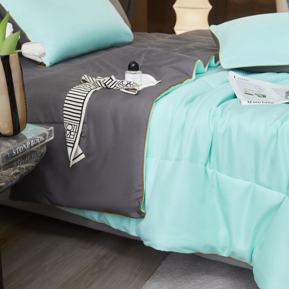 В комплект входит наматрасник, всесезонное одеяло и две наволочки