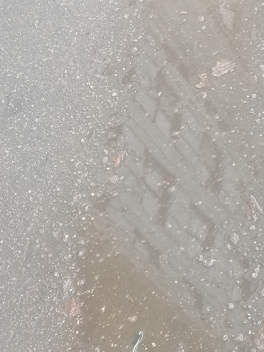 В лужах отражается... Песня про осень, вот сегодня как раз осенняя погода🥺