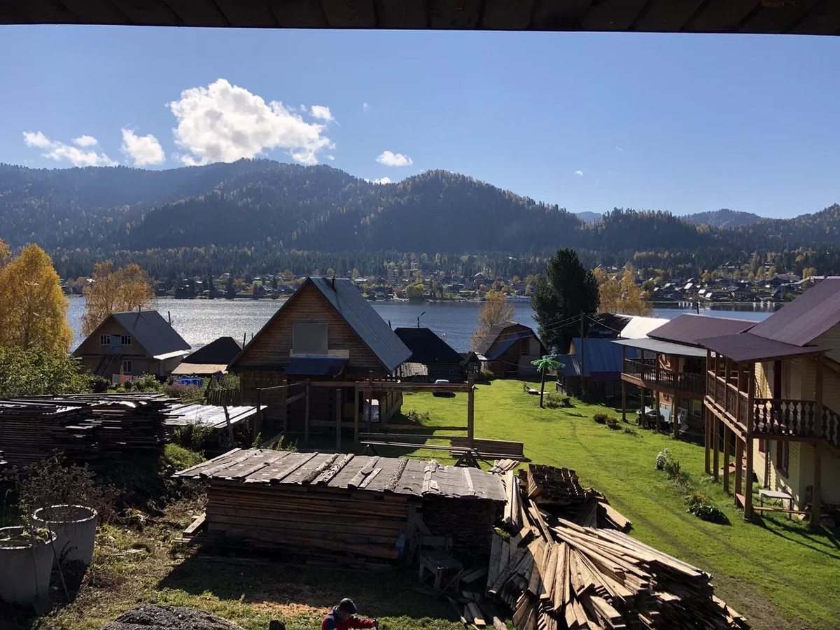 Вид из домика на Телецкое озеро