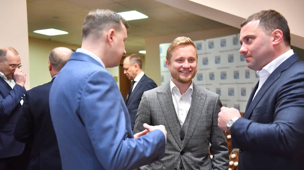 Директор АО «Арсенал-1» Арсений Лаптев (в центре) перед началом съезда.📷Фото: Евгений Павленко / Коммерсантъ