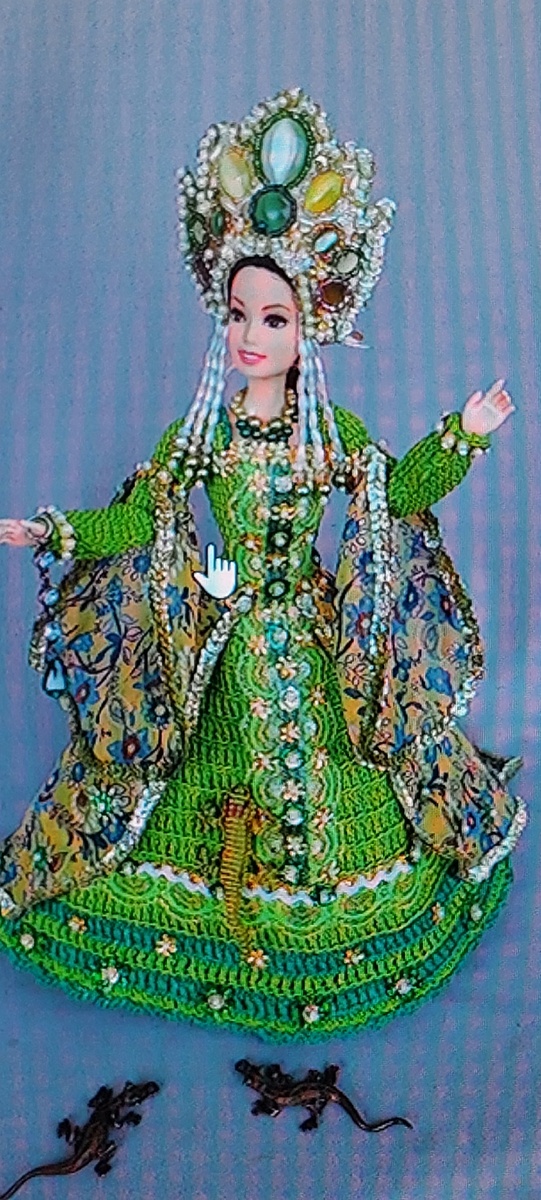 Кукла самодельная, наряд вязаный, но корона то какая!