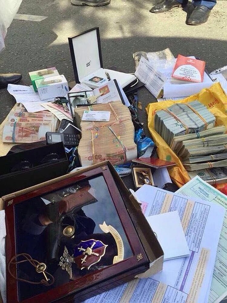 Вот часть найденного в квартире Дмитрия Захарченко. 