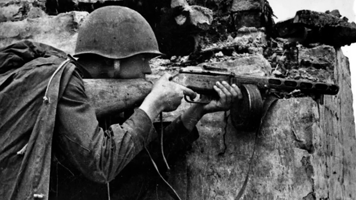 Советский автоматчик в укрытии. Источник Яндекс картинки