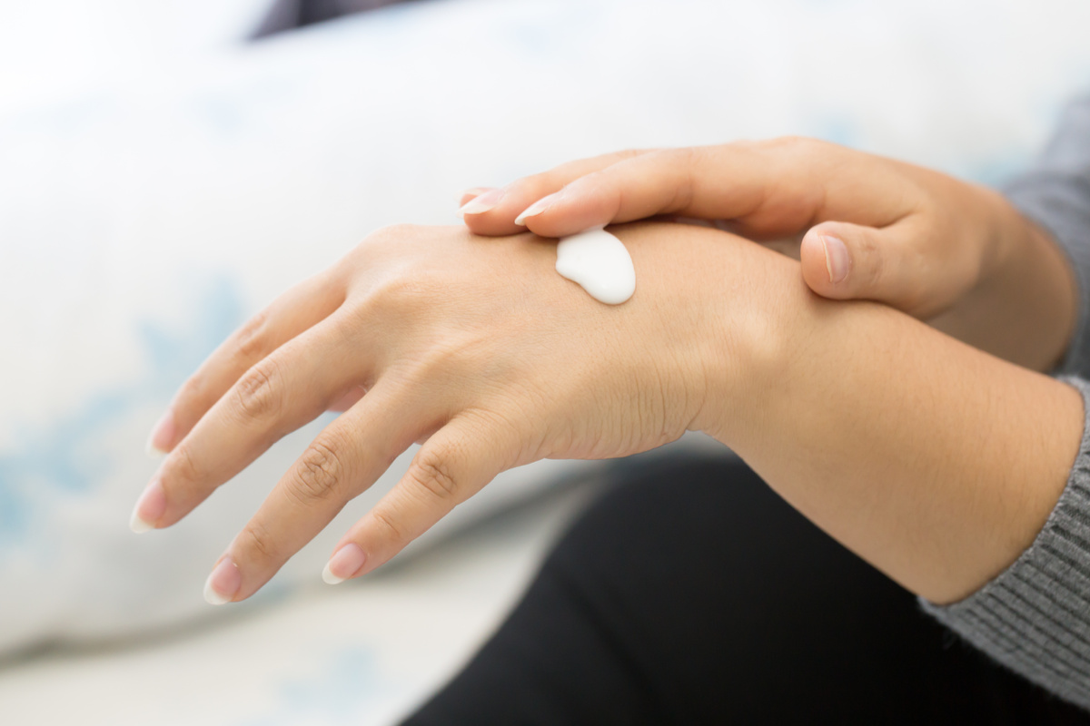     Для чего ещё можно использовать крем для рук: лайфхак по уходу за волосами