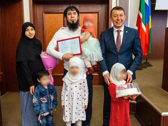 На фото — семья, которая получила сертификат. Источник: Рамиль Муллин / T.me