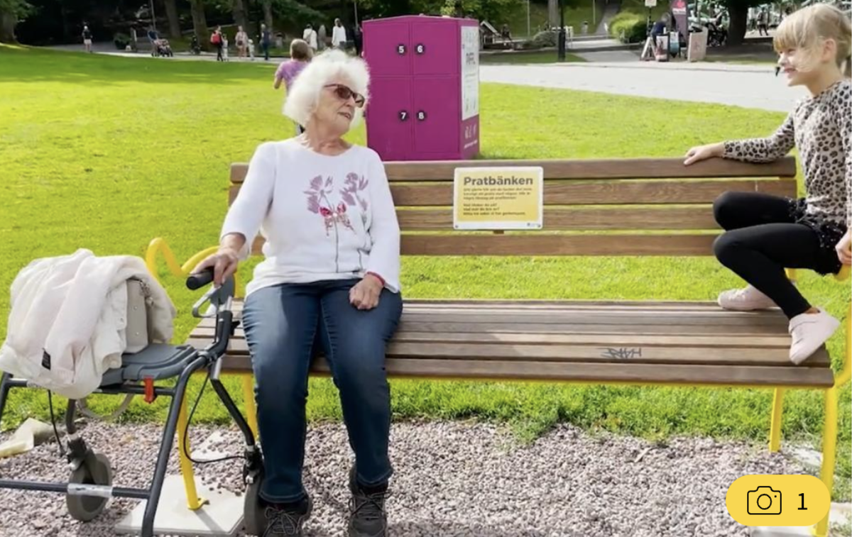 «Говорящая» скамейка создана для того, чтобы приглашать к общению людей всех возрастов. Источник: муниципалитет Гетеборга https://www.themayor.eu/en/a/view/gothenburg-installs-talking-benches-8936

