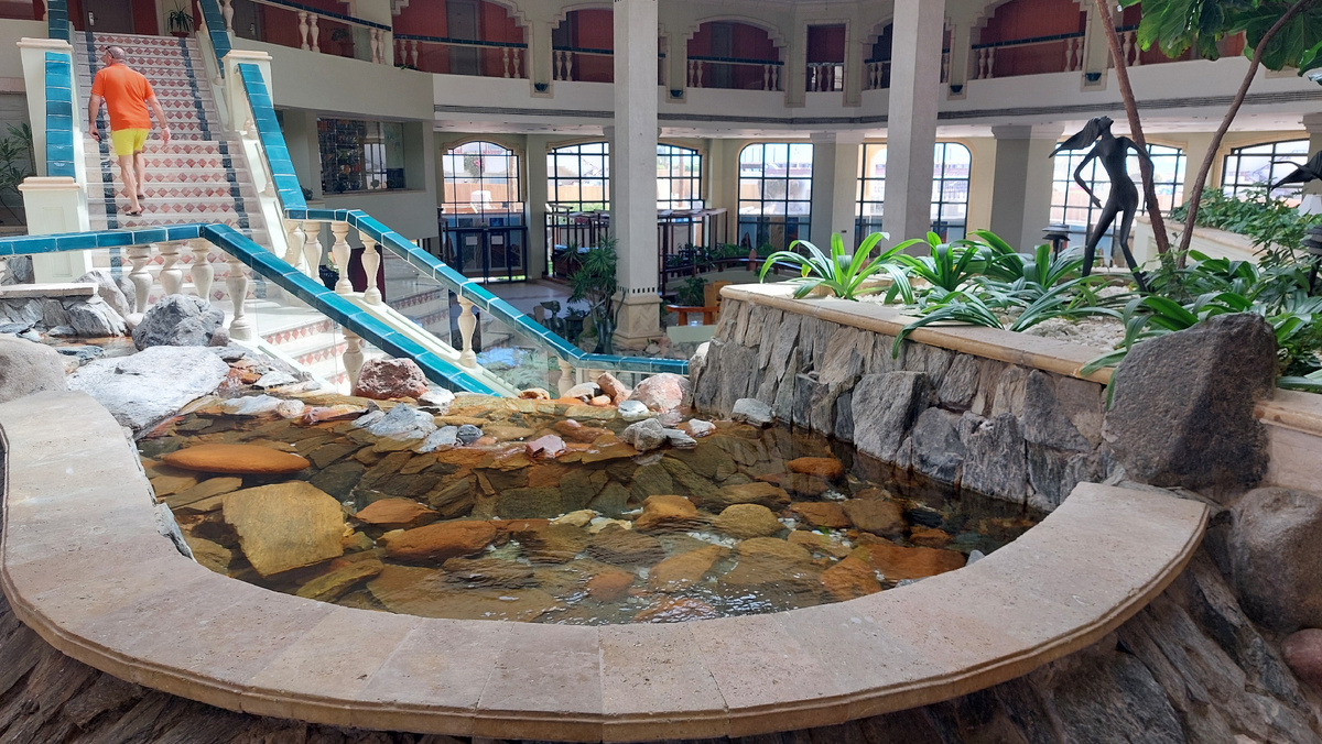 Бассейн в фойе