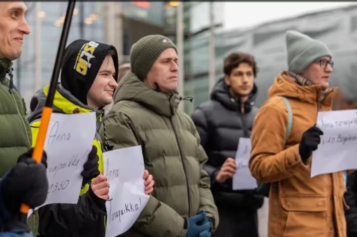    Релоканты провели пикет, пытаясь убедить финские власти не высылать их из страны